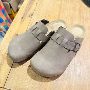 Cushionaire Brown Leather Women’s Clogs m